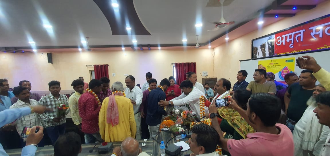 विधायक के प्रयास और सरपंच के नेतृत्व में बड़ी संख्या में ग्रामीणो ने भारतीय जनता पार्टी की सदस्यता छोड़ कांग्रेस पार्टी में शामिल हुए कांग्रेस पार्टी का सिपाही होने की बात कही  …. विधायक ने कहा मैं विकास के लिए कोई कसर नही छोड़ूंगा ,विधानसभा क्षेत्र निरंतर विकास की गति में आगे बढ़ता रहेगा