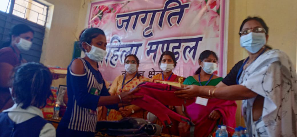 जरूरतमंद छात्राओं को जागृति महिला मंडल ने स्कूल बैग , पानी का बॉटल ,लंच पैकेट किया वितरित