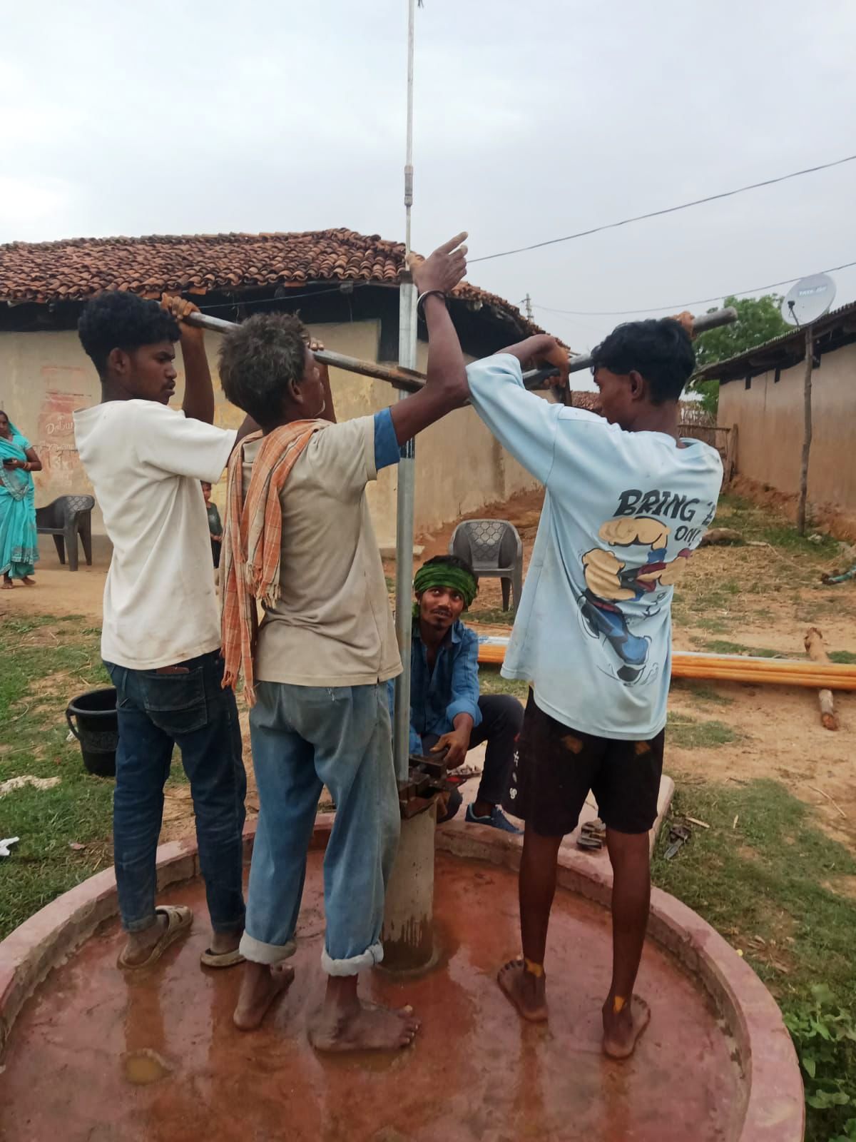 ग्राम पंचायत डाडहंसवाही में बंद पड़े हैंडपंप की मरम्मत कर उसे पुनः चालू किया गया