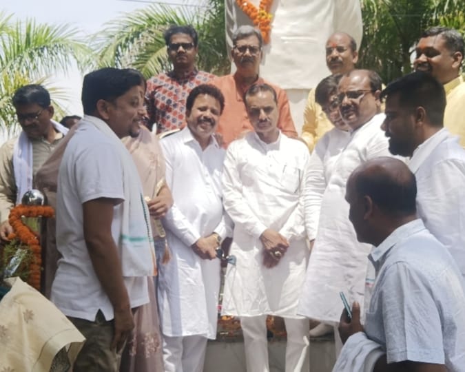 श्रद्धांजलि: डॉ. चरणदास महंत ने बाबूजी बिसाहू दास महंत की प्रतिमा पर पुष्प अर्पित कर दी विनम्र श्रद्धांजलि