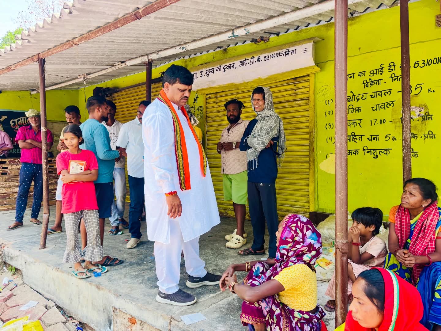 समय पर नहीं खुली उचित मूल्य की दुकान, मौके पर पहुँचे महापौर ने दुकानदार को लगाई फटकार