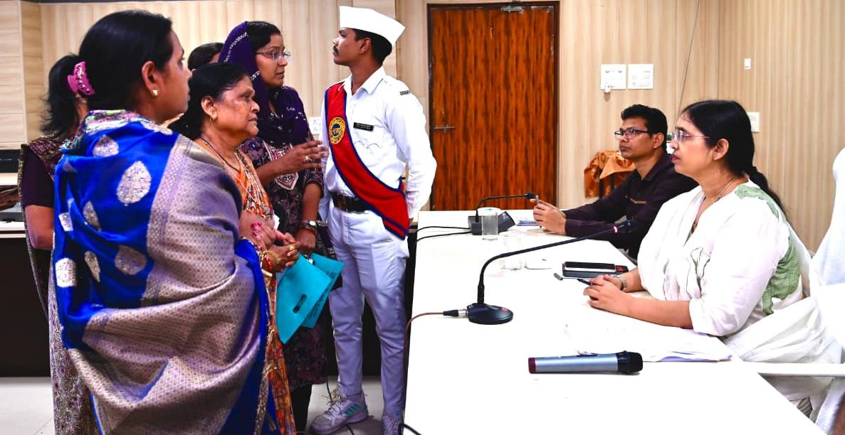 साप्ताहिक जनदर्शन: कलेक्टर रोक्तिमा यादव ने सुनीं आमजन की समस्याएं, त्वरित निराकरण के दिए निर्देश