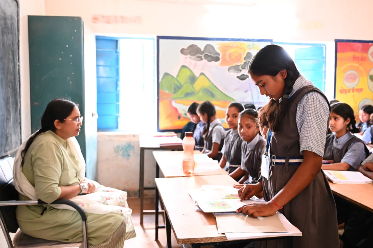 यूपीएससी की तैयारी करने की चाह रखने वाली नन्ही छात्रा का कलेक्टर ने बढ़ाया हौसला, बच्चों संग जमीन पर बैठ लिया मध्यान्ह भोजन का स्वाद