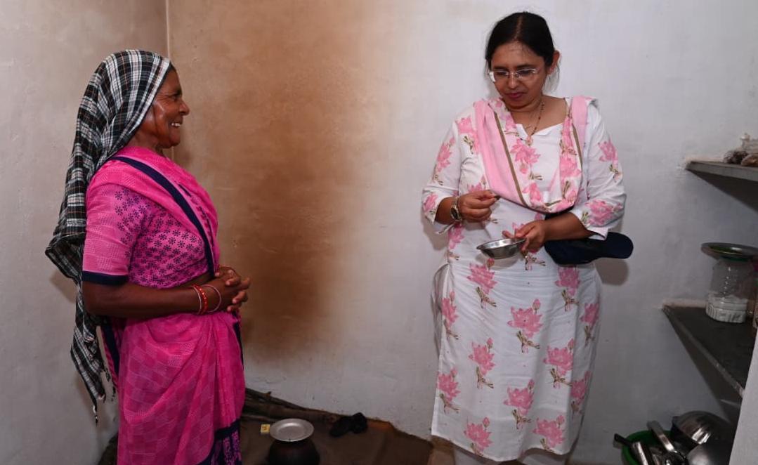 कलेक्टर की सादगी ने जीता दिल: ग्रामीण के घर जमीन पर बैठकर खाई करेले की सब्जी, अपनत्व देख छलके बुजुर्ग महिला के आंसू