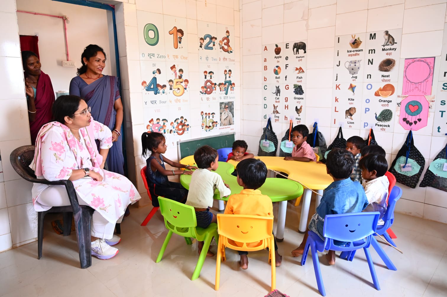 आंगनबाड़ी में बच्चों के बीच बच्ची बनीं कलेक्टर: तोतली जुबान में सुनी वर्णमाला, बोलीं- बचपन की यादें ताजा हो गईं