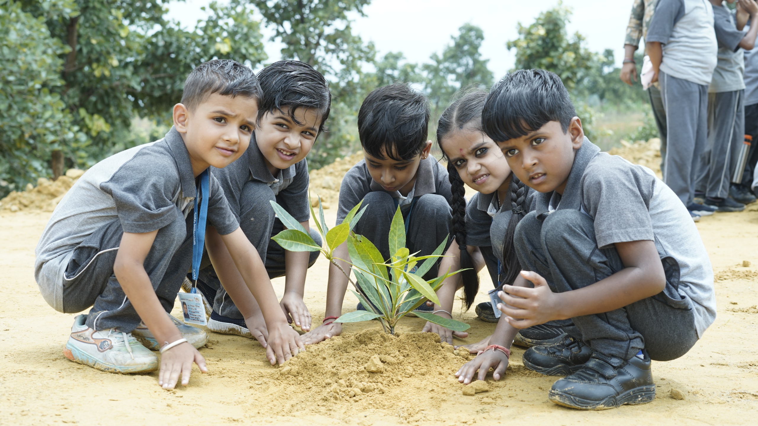 नन्हे हाथों ने बोए खुशहाली के बीज: ‘वन महोत्सव’ में बच्चों ने दिया धरती को हरा-भरा बनाने का भावुक संदेश
