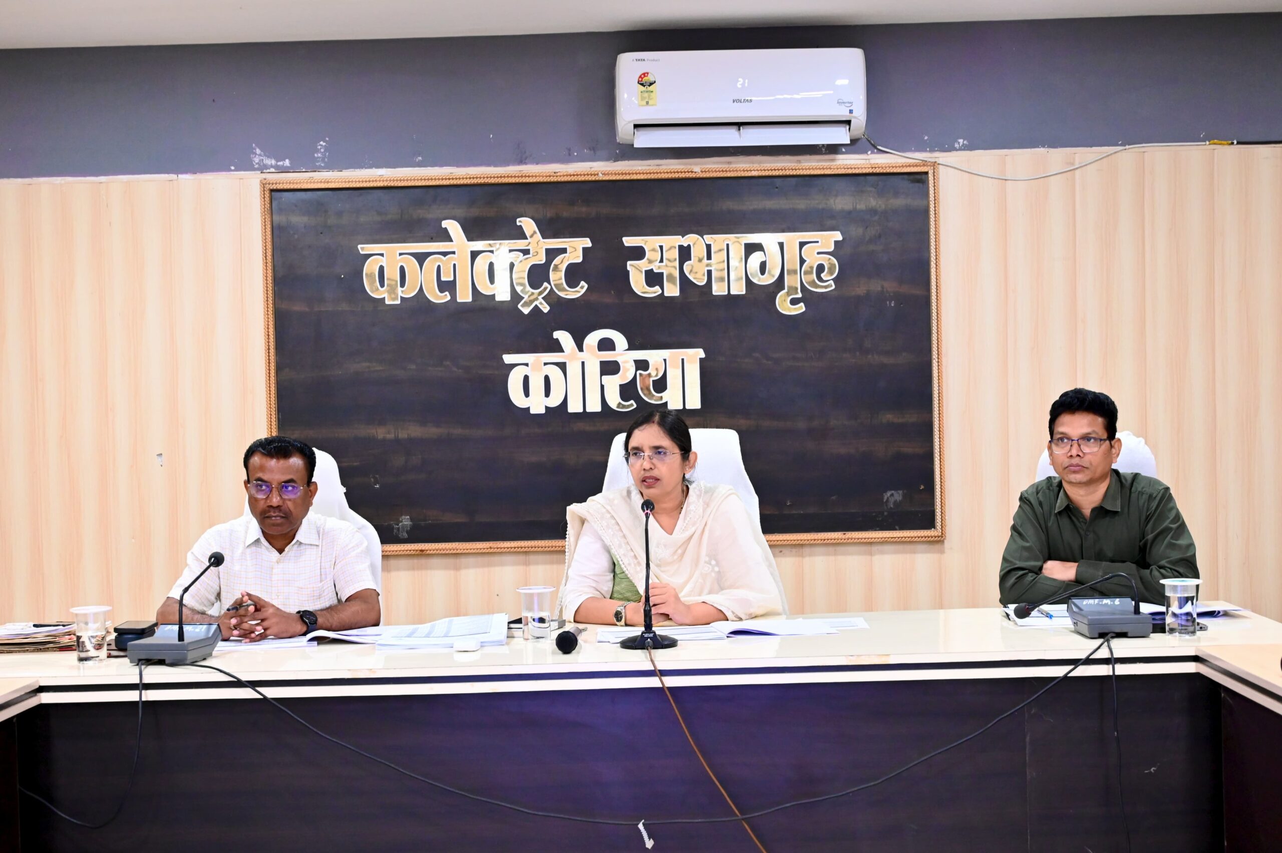 पटवारियों की लापरवाही पर भड़कीं कलेक्टर रोक्तिमा यादव: रिपोर्ट दबाकर बैठे पटवारियों पर अनुशासनात्मक कार्रवाई के निर्देश; अब हर सोमवार मुख्यालय में बैठना अनिवार्य