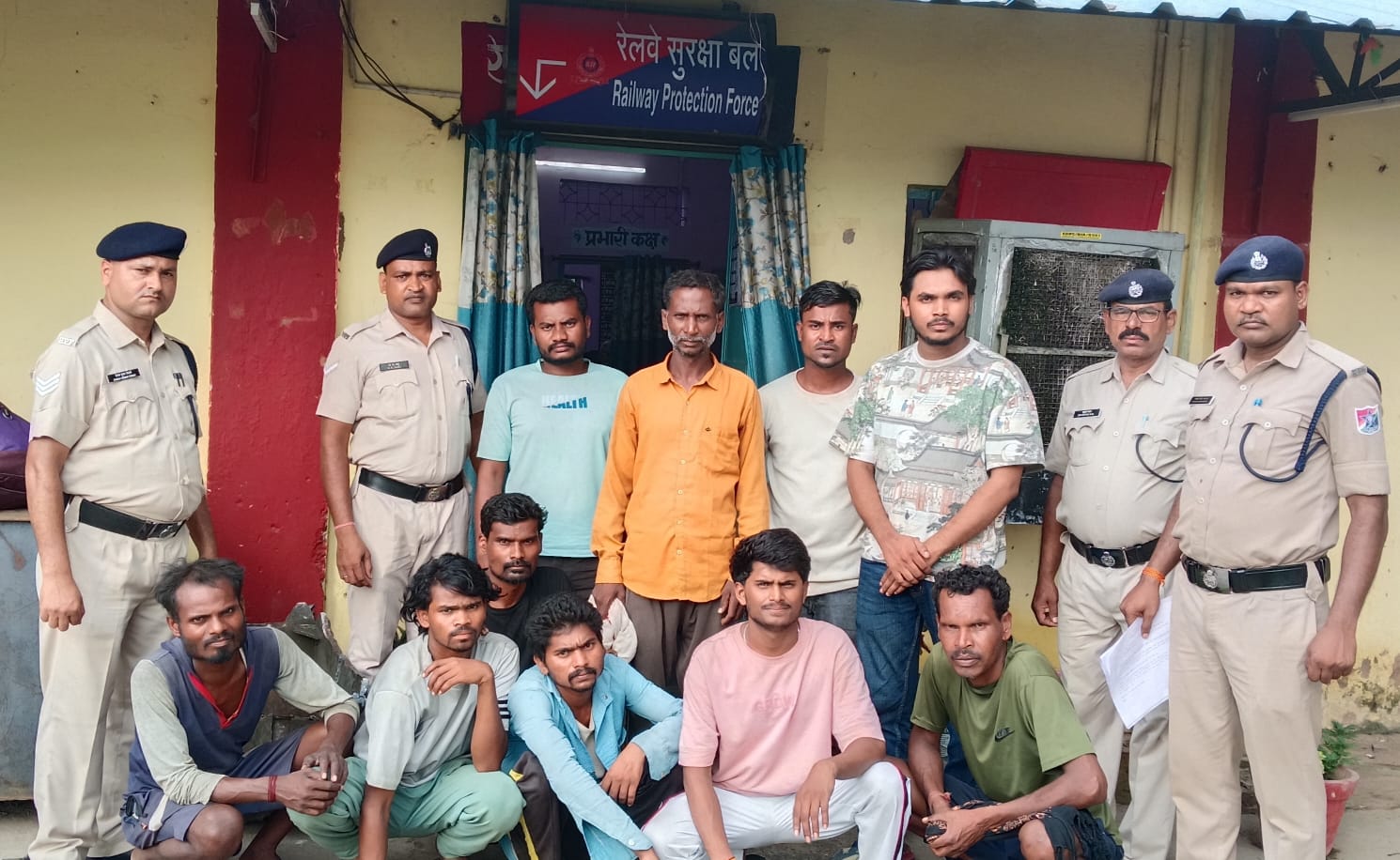 बिलासपुर रेल मंडल की बड़ी कार्रवाई: करगी रोड स्टेशन पर डिरेलमेंट की साजिश मात्र 10 घंटे में बेनकाब, 10 आरोपी गिरफ्तार; मुख्य ठेकेदार फरार