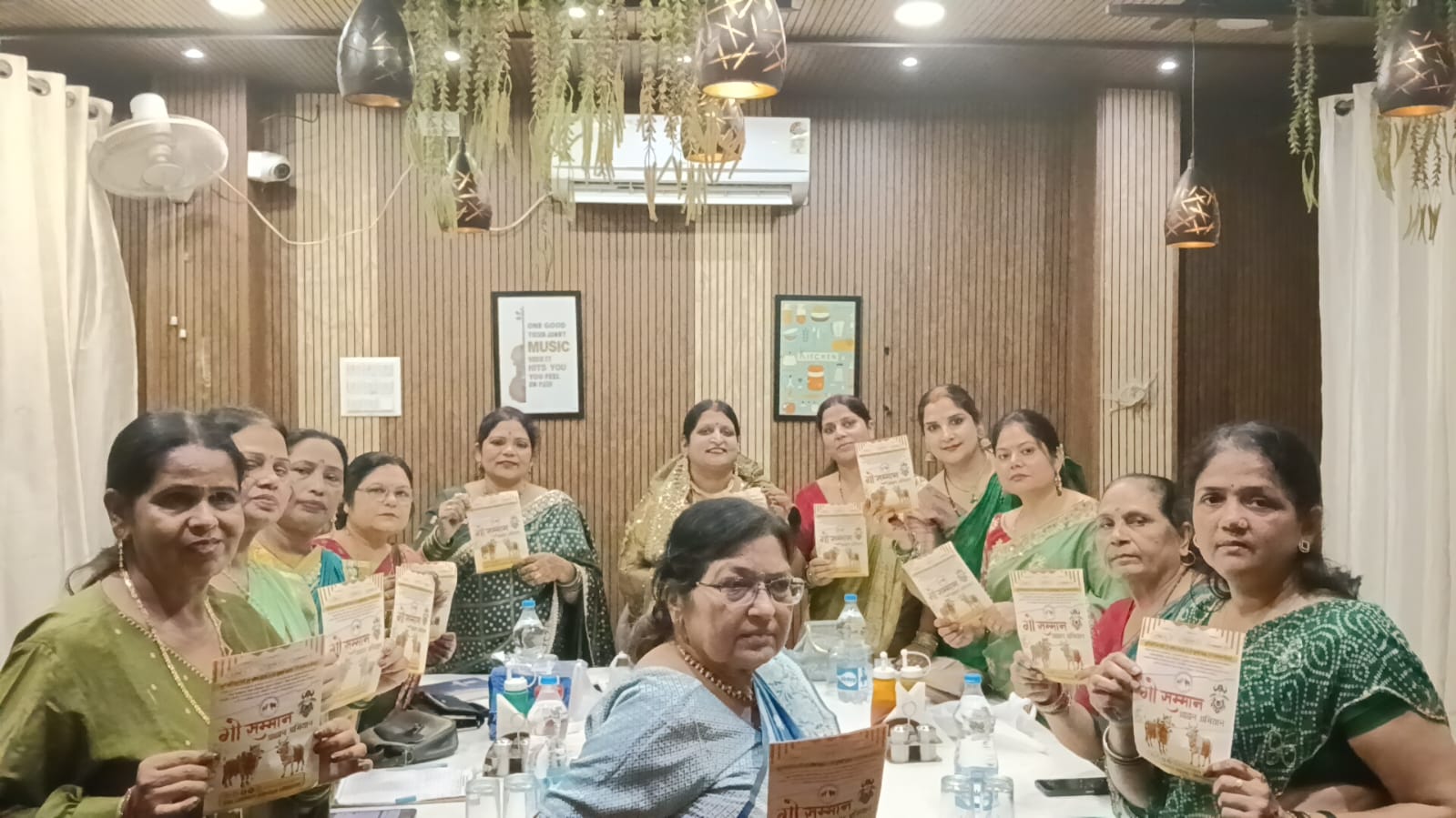 सावन महोत्सव पर जायसवाल समाज की महिलाओं ने किया ‘गौ सम्मान आवाहन अभियान’ के तृतीय चरण के लिए हस्ताक्षर