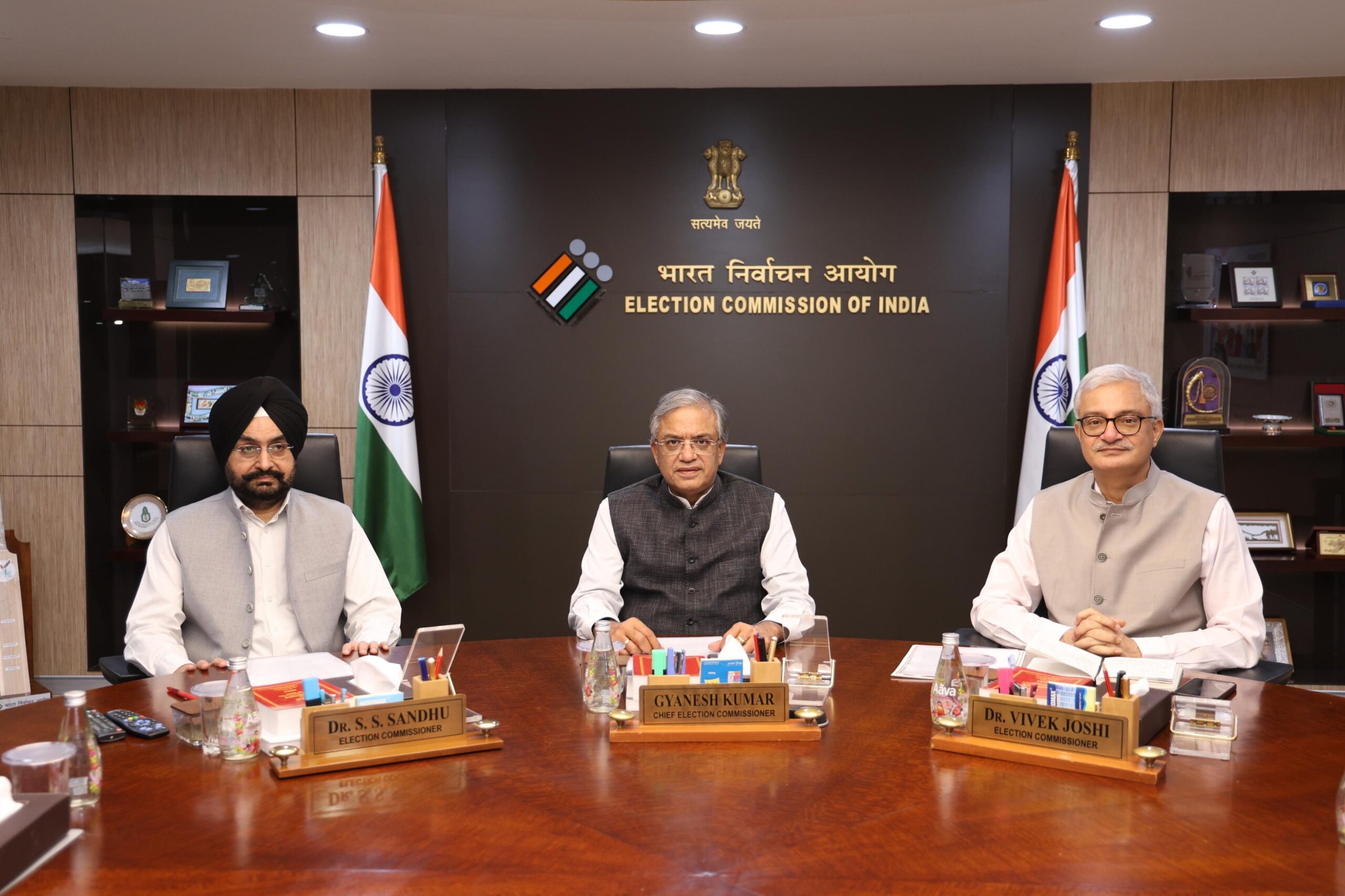 निर्वाचन आयोग के अहम फैसले: बीएलओ अब घर-घर जाकर लेंगे नोटिस वाले दस्तावेज, दावे-आपत्तियों की समय-सीमा बढ़ी